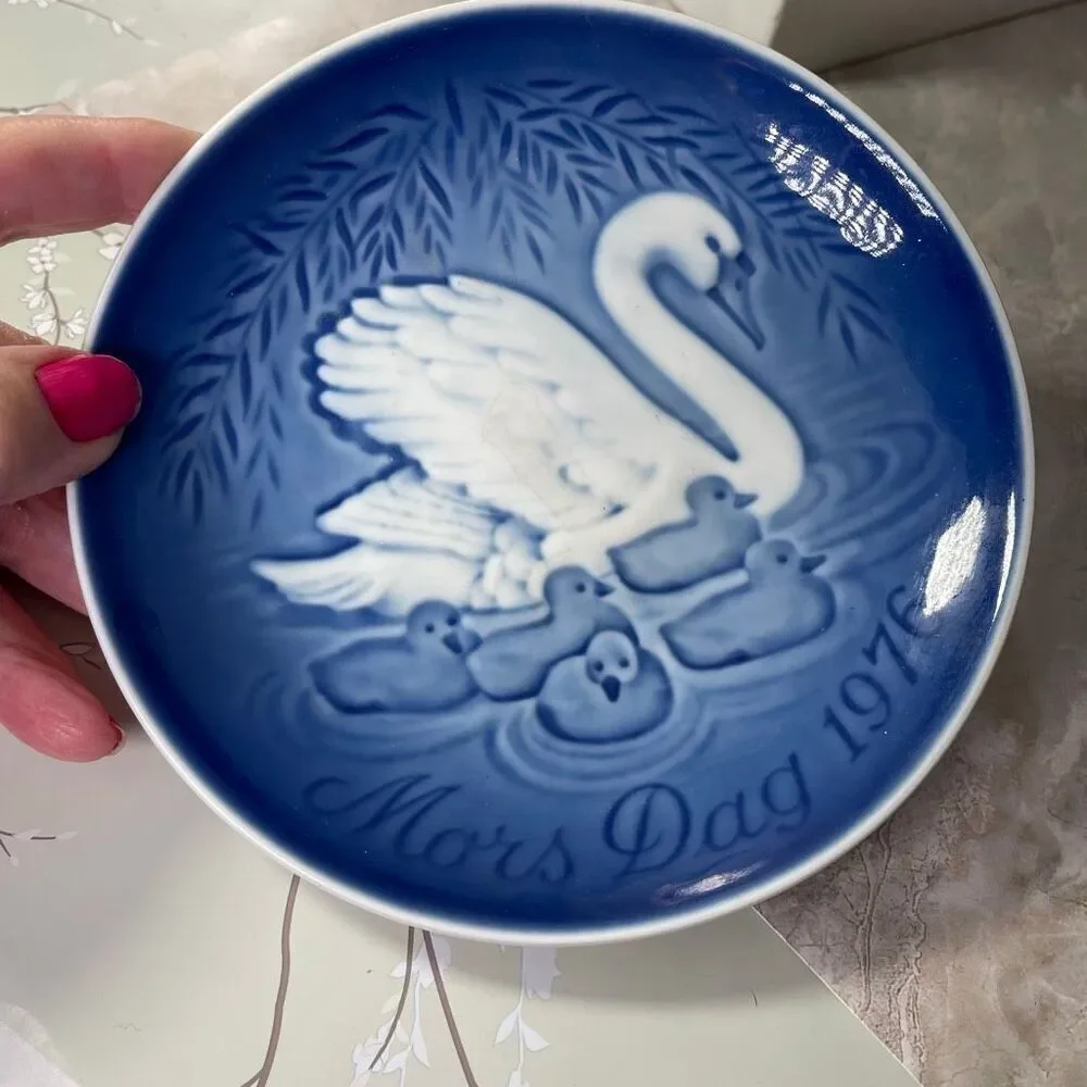 Bing & Grondahl 1976 Swans Mothers Day plate.